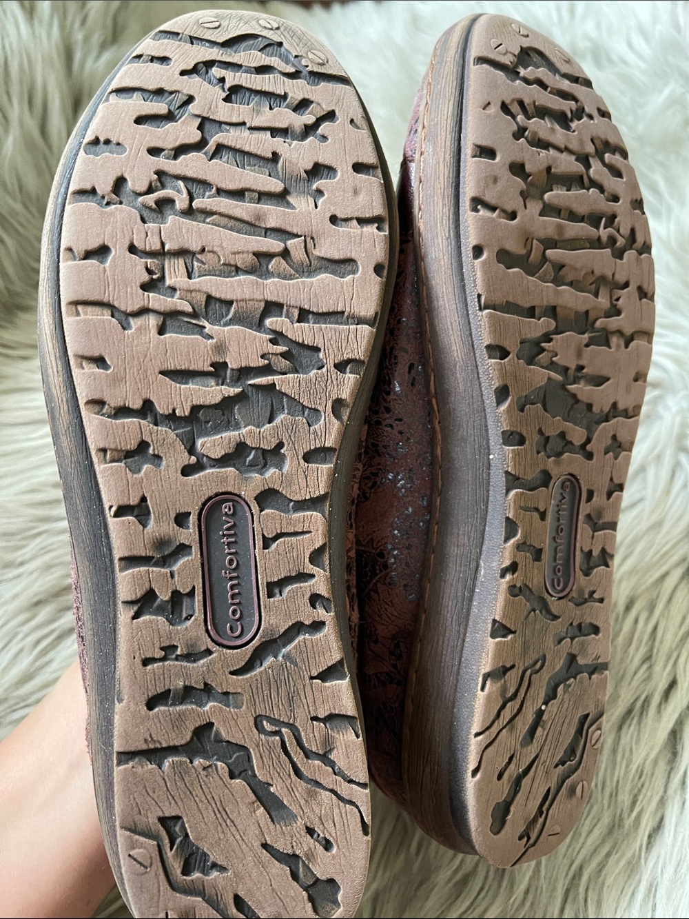 Comfortiva Women's Lace-Pattern Wine Sneakers - Picture 5 of 6